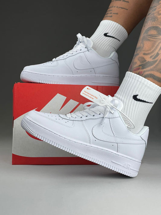 TENIS NIKE AIR FORCE + MEDIAS