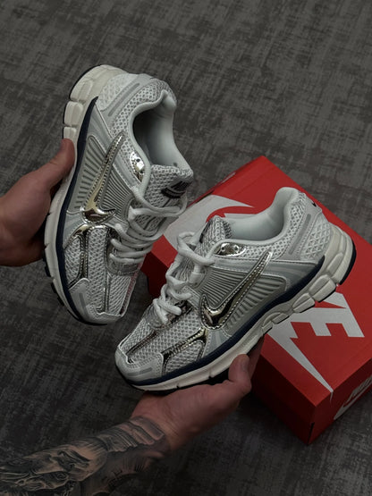 NIKE VOMERO PLATEADO