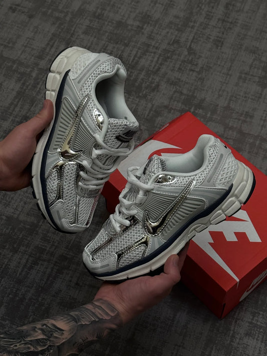 NIKE VOMERO PLATEADO