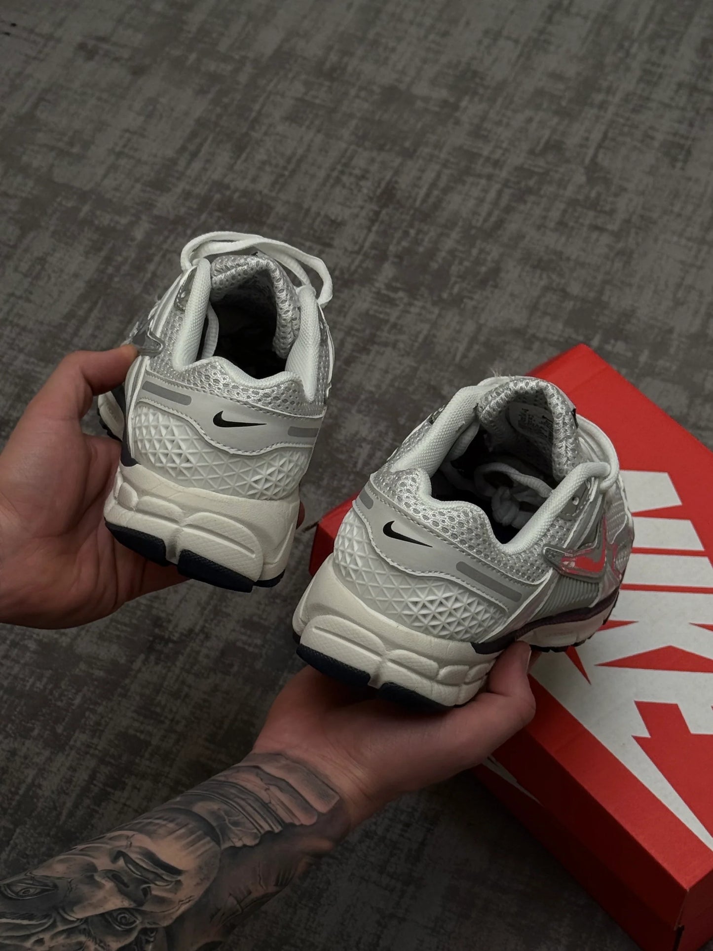 NIKE VOMERO PLATEADO